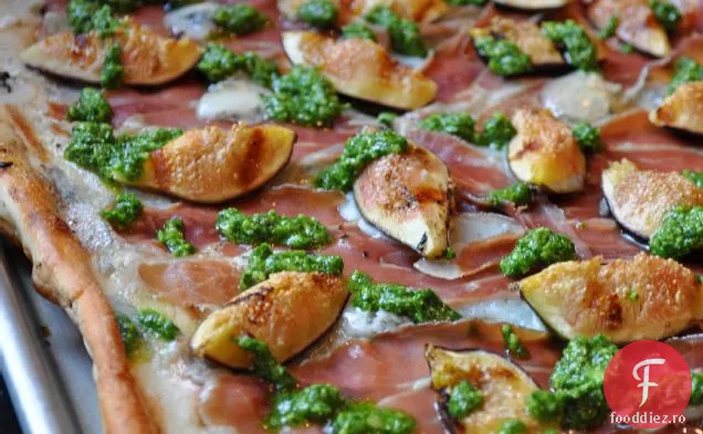 Pizza La Grătar Cu Smochine, Prosciutto, Gorgonzola Și Pesto De Rucola