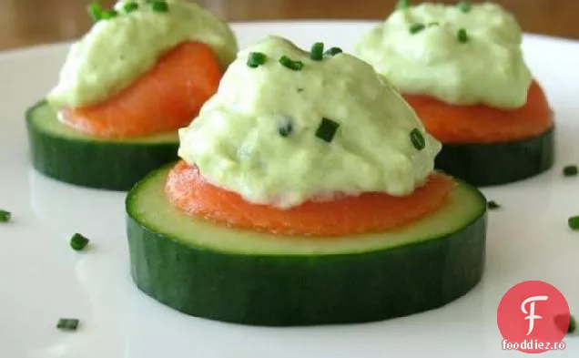 Felii de castraveți cu somon afumat și cremă de Avocado