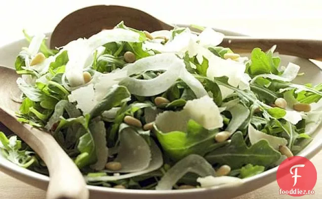 Salată De Rucola Cu Fenicul Și Nuci De Pin