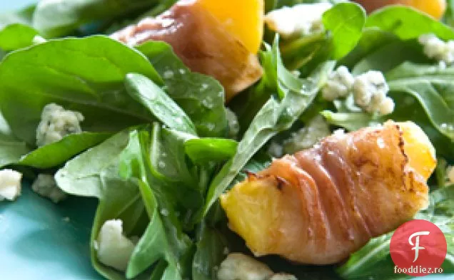 Salată De Rucola Cu Piersici Și Brânză Albastră