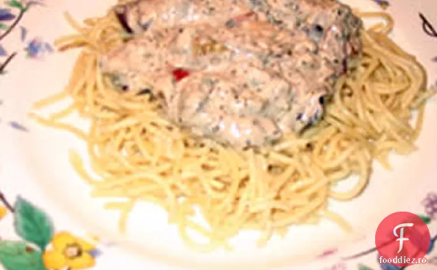 Fettuccini de somon cu brânză albastră și măsline