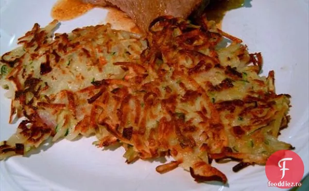 Somon Fript Proaspăt Cu Tortellini Cu Brânză Cochetă