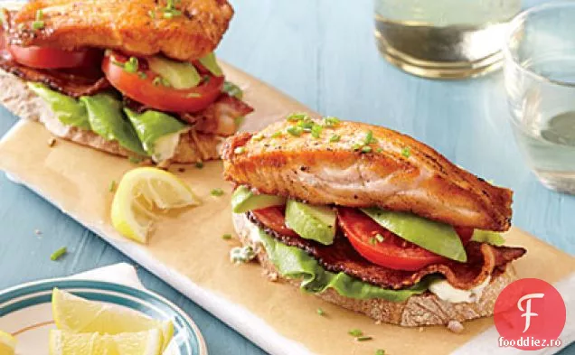 Somon cu față deschisă și BLTs de Avocado