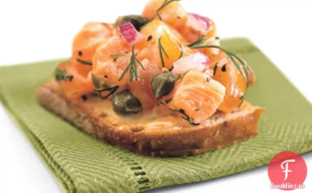 Tartar de somon fiert pe pâine integrală