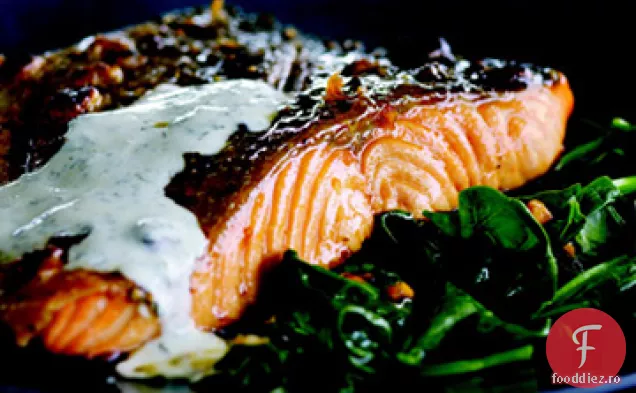 Somon crocant cu piele cu sos de zară-mentă