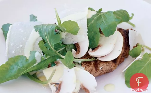 Carne de vită feliată cu rucola de lămâie și salată de ciuperci