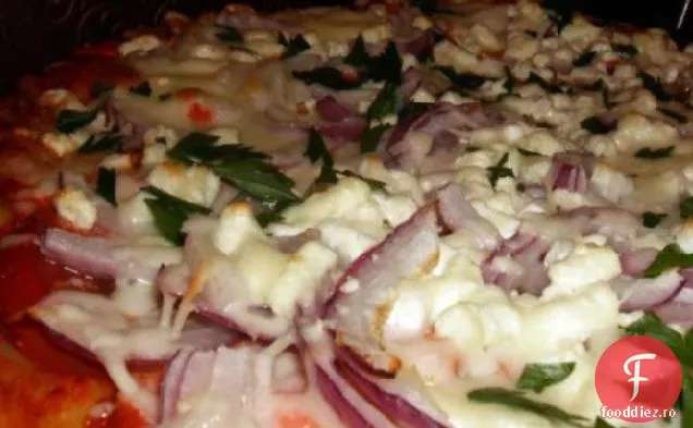 Pizza cu somon afumat, roșii și Fetta