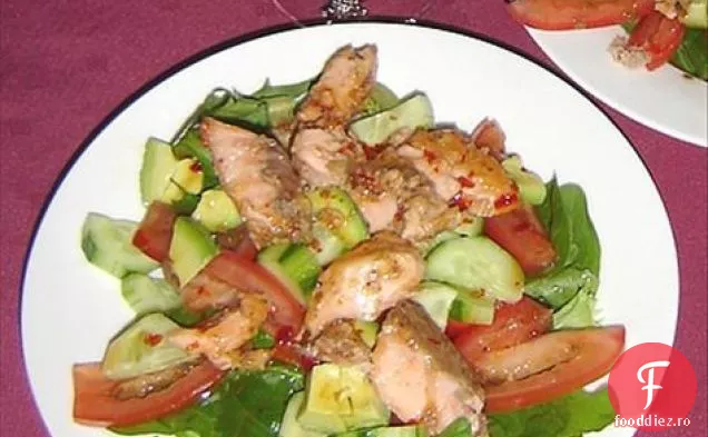 Salată De Somon Atlantic Cu Coriandru Și Ardei Iute