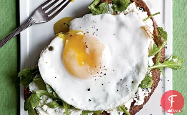 Sandvișuri cu față deschisă cu Ricotta, rucola și ou prăjit