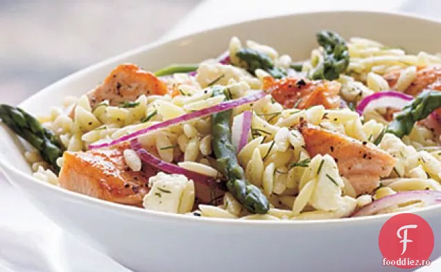 Salată de somon, sparanghel și Orzo cu vinetă de lămâie-mărar