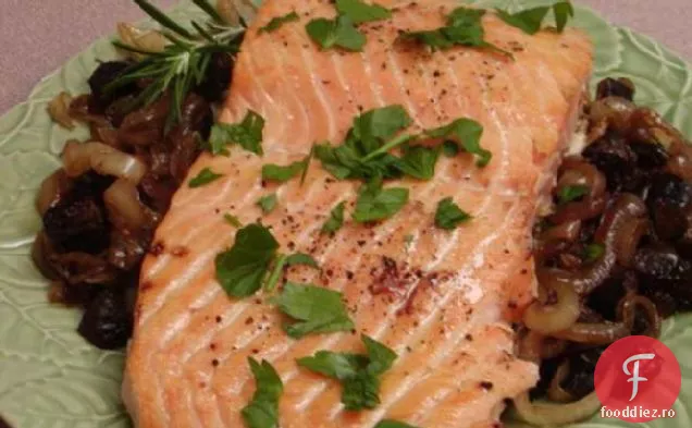 Somon prăjit cu ceapă caramelizată și smochine