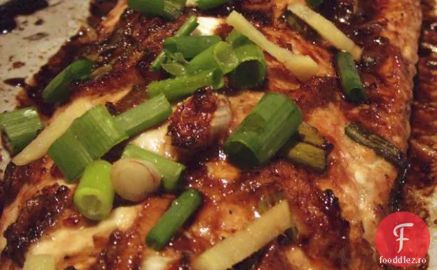 Pizza cu somon afumat cu ceapă roșie și mărar