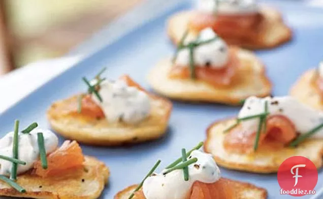 Blinis de porumb proaspăt cu somon afumat și cremă de arpagic