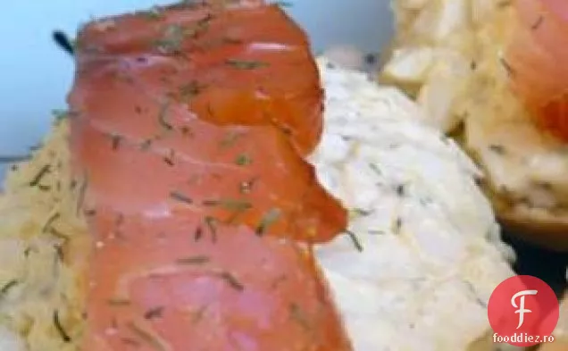 Tartine cu salată de somon afumat și ouă
