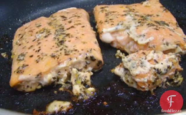 Sos de busuioc portocaliu peste fileuri de somon