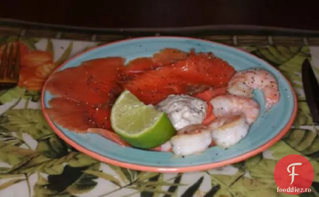 Somon și creveți (creveți) cu mărar și tei Aioli