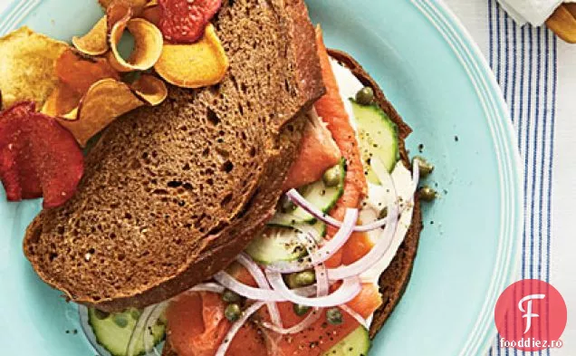 Sandwich cu somon afumat pe Pumpernickel