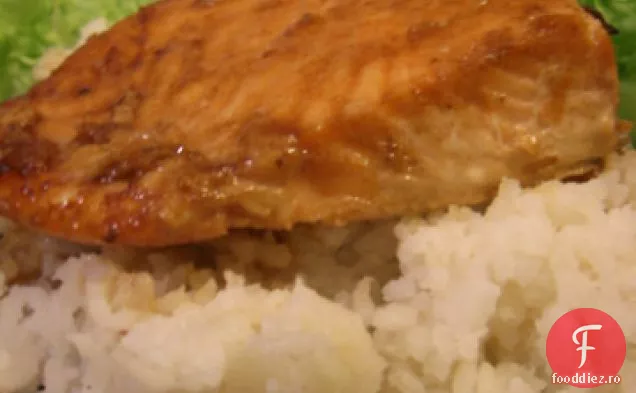 Somonul glazurat cu miere și soia Mika