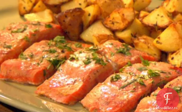 Somon miso prăjit cu lămâie și coriandru cu Yukons prăjiți cu rozmarin