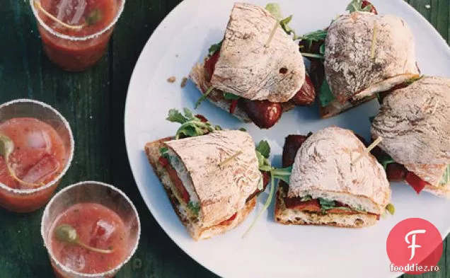 Sandvișuri cu cârnați, rucola și ardei Piquillo