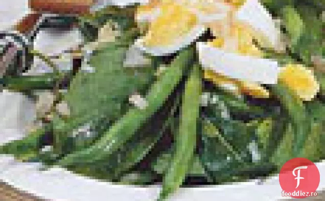 Salată de rucola și fasole verde cu sos de ulei de nucă