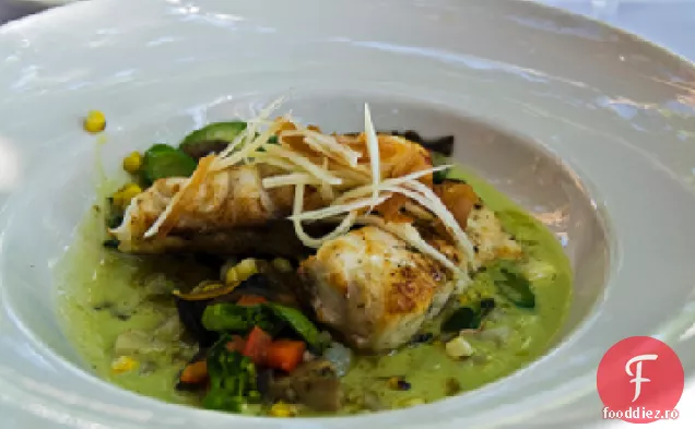 Snapper Roșu De Nucă De Cocos-Jalapeno Cu Piure De Fasole Neagră De Banane