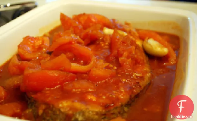 Pește sotat cu roșii picante și măsline