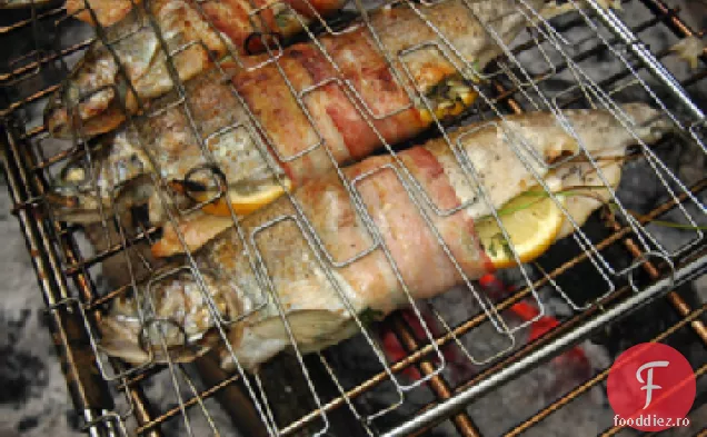 Păstrăv de foc de tabără cu ierburi și Rețetă de slănină