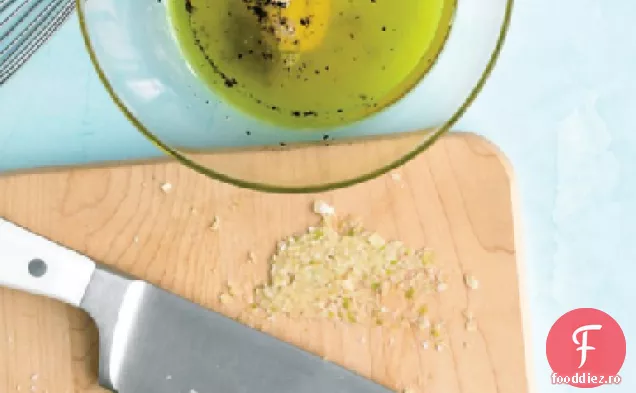 Salată mediteraneană de ton cu crutoane