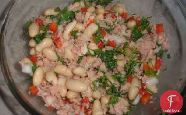 Salată de ton și fasole albă