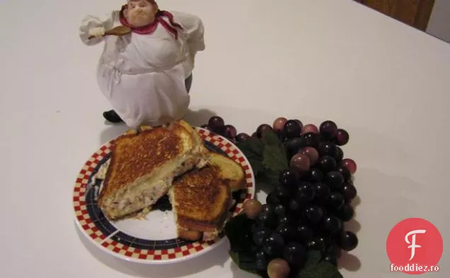 Salată De Paste De Ton Cu Sos De Mărar De Iaurt
