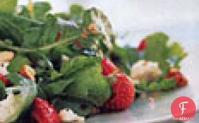 Salată De Căpșuni Și Rucola Cu Sos De Alune
