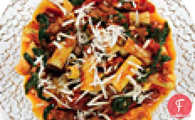 Rigatoni cu cârnați picant-sos de roșii,rucola și parmezan