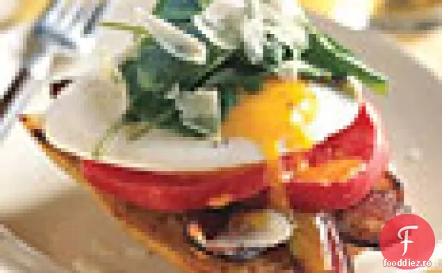 Sandvișuri cu slănină și ouă cu față deschisă cu rucola