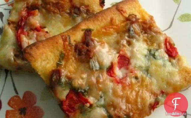 Pizza thailandeză cu ton și roșii