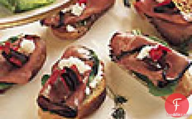 Friptură de vită și Rucola Crostini cu gust de ardei roșu-măsline