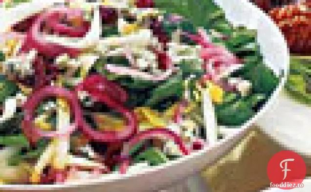 Salată de andive și rucola cu ceapă murată și brânză albastră
