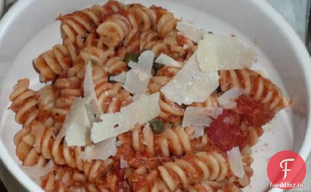 Fusilli cu ton și sos de roșii