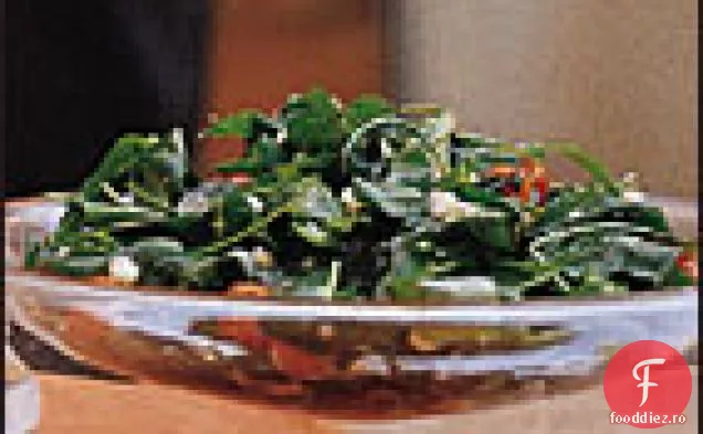 Salată de rucola, porumb proaspăt și roșii