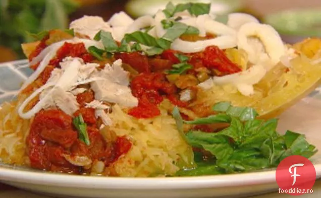 Squash spaghete umplute cu roșii, măsline, ton și brânză de coarde