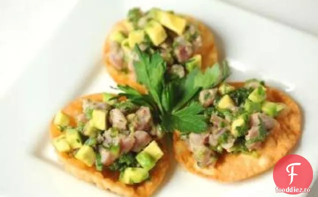 Tartar de ton și Avocado cu Caviar California pe chipsuri de susan Wonton