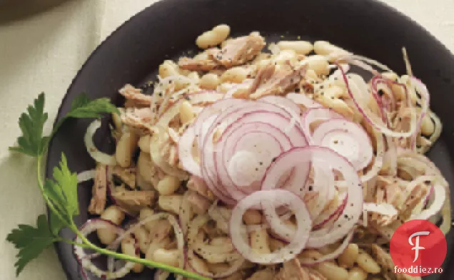 Salată de ton, fasole albă și ceapă roșie