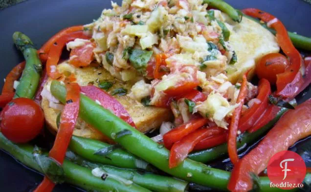 Salată mediteraneană de ton pe pâine cu roșii la grătar