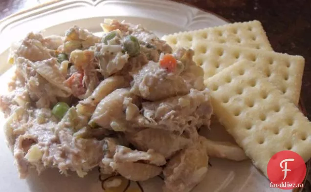 Țineți sandvișul cu salată de ton Mayo