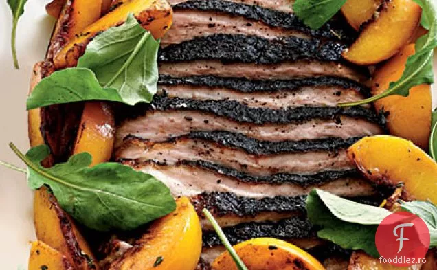 Burtă de porc prăjită cu piersici și rucola cu recoltare târzie