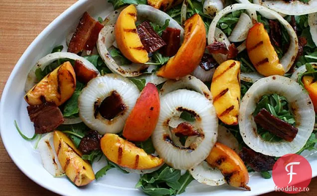 Salată De Piersici, Ceapă Și Slănină La Grătar Cu Sos De Zară