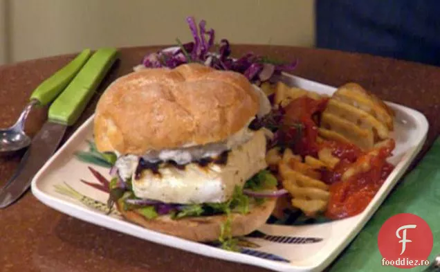 Sammies de pește la grătar cu sos tartar de usturoi și cartofi prăjiți de vafe coapte cu Ketchup sângeros picant și o salată de Slaw