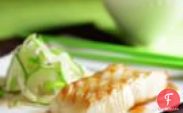 Miso la grătar-biban de mare glazurat cu salată japoneză de castraveți