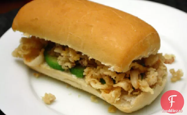 Calmar prăjit Po ' Boy cu Avocado și ulei de Chile Negru