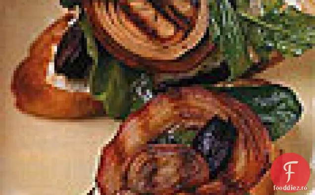 Pâine La Grătar Acoperită Cu Rucola, Brânză De Capră, Măsline Și Ceapă